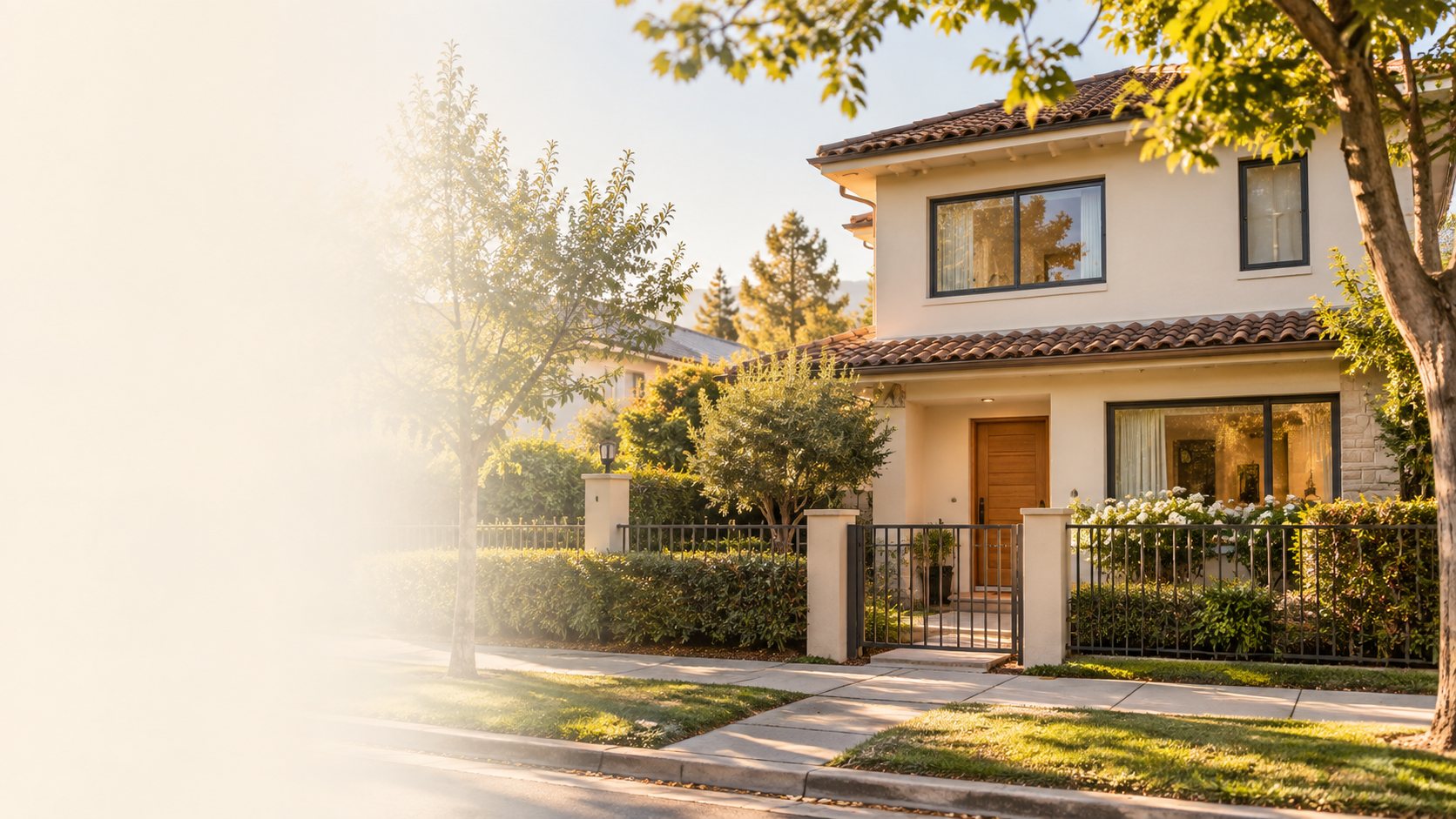 Casa con antejardín en un barrio residencial