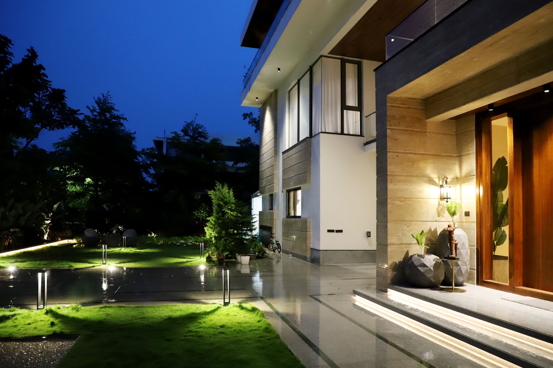 Fachada de vivienda moderna al atardecer